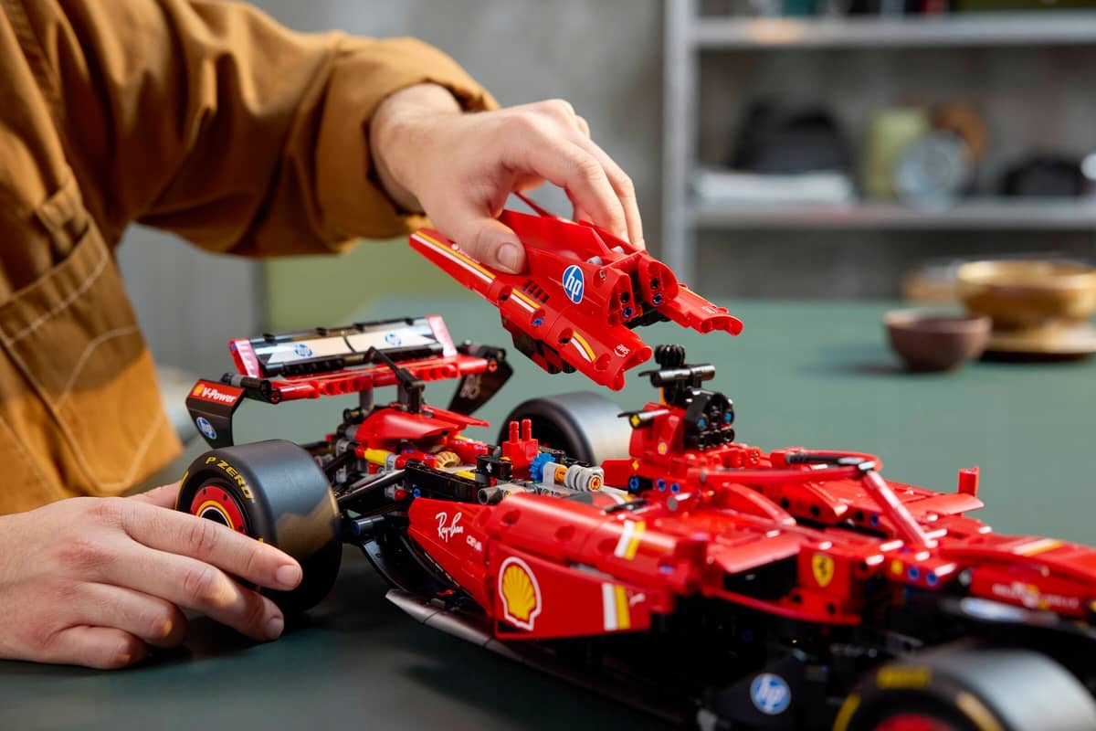 LEGO 42207 Ferrari SF-24 F1 lenktyninis automobilis