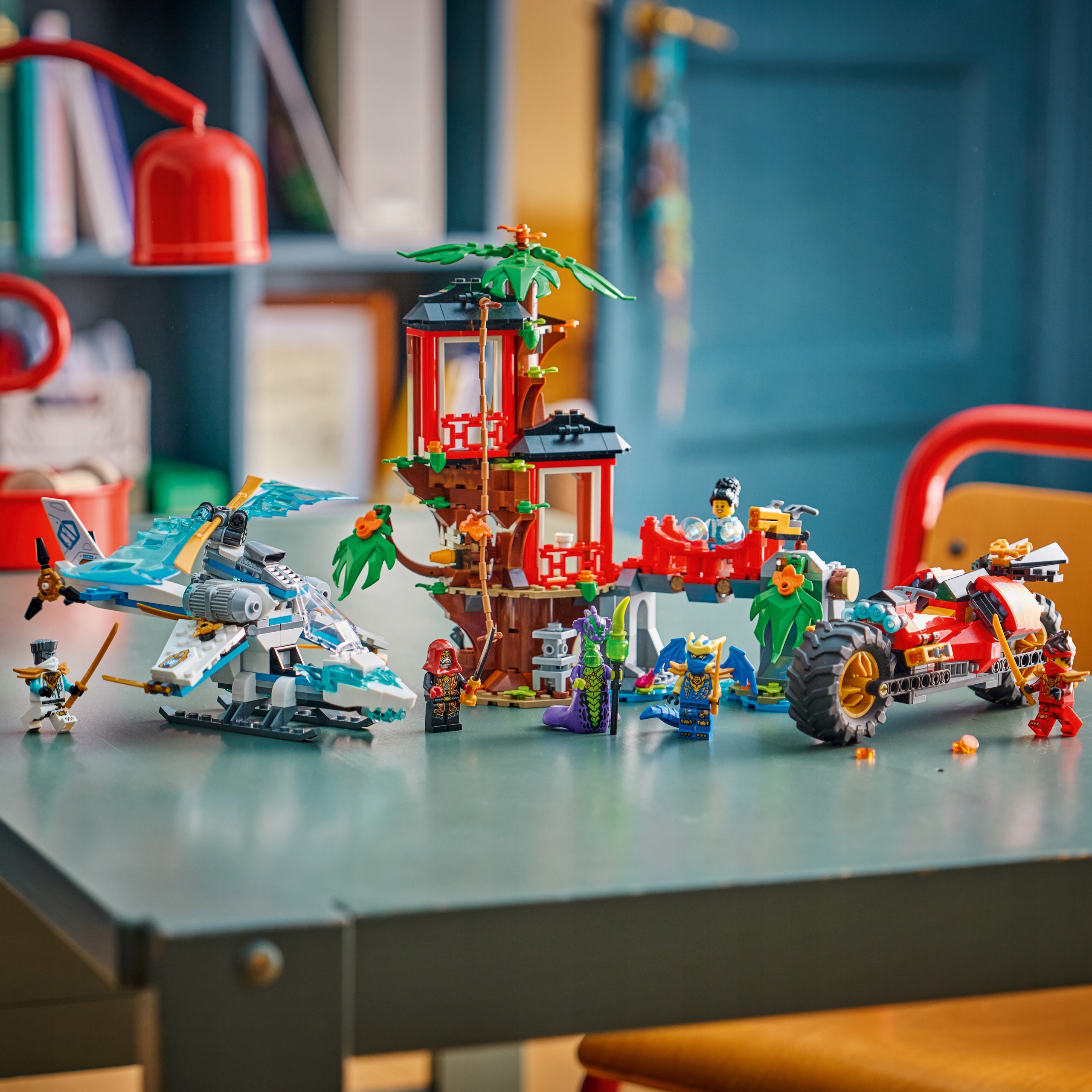 LEGO Ninjago 71857 bitva: medžio namelis su transportu