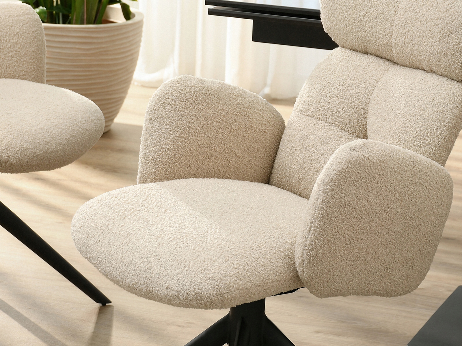 DESIGNER BOUCLE KĖDĖ SU porankiais ir galvos atrama MADELINE BEIGE