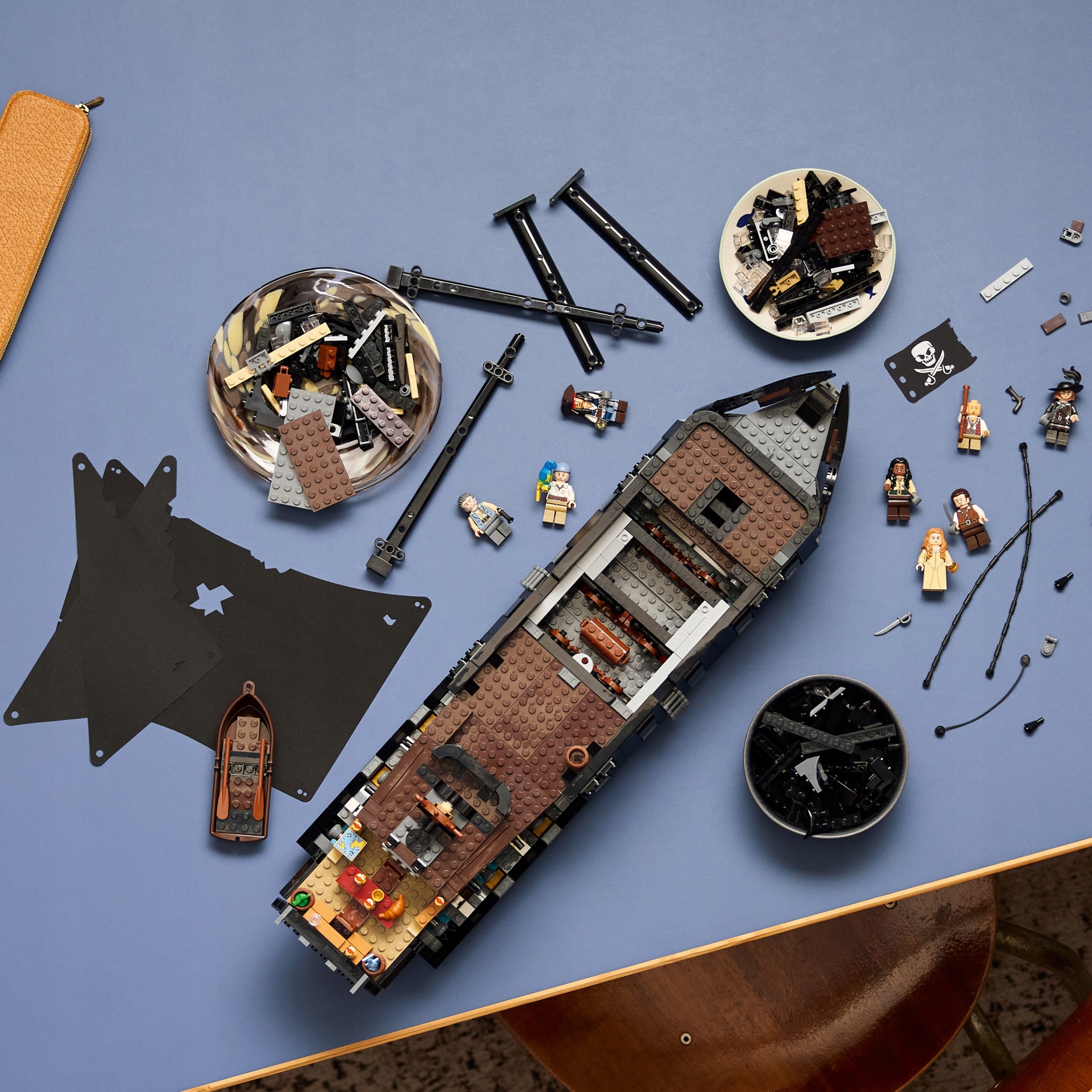 LEGO 10365 ICONS – kapitono Džeko Žvirblio piratų laivo modelis