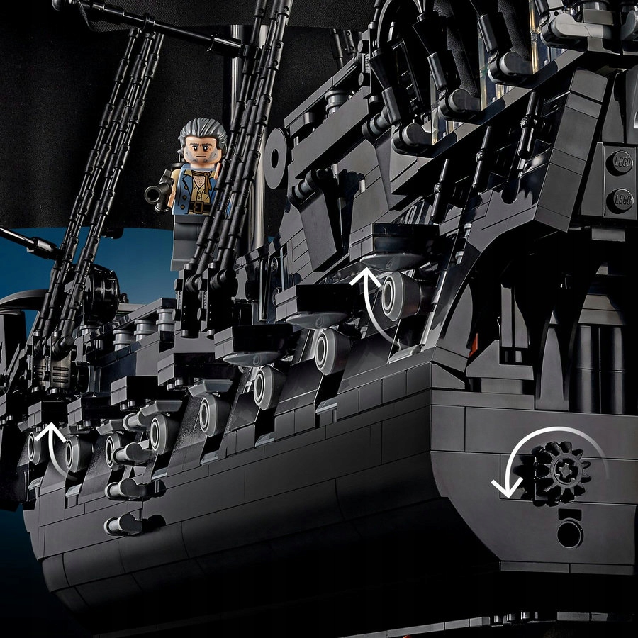 LEGO 10365 ICONS – kapitono Džeko Žvirblio piratų laivo modelis