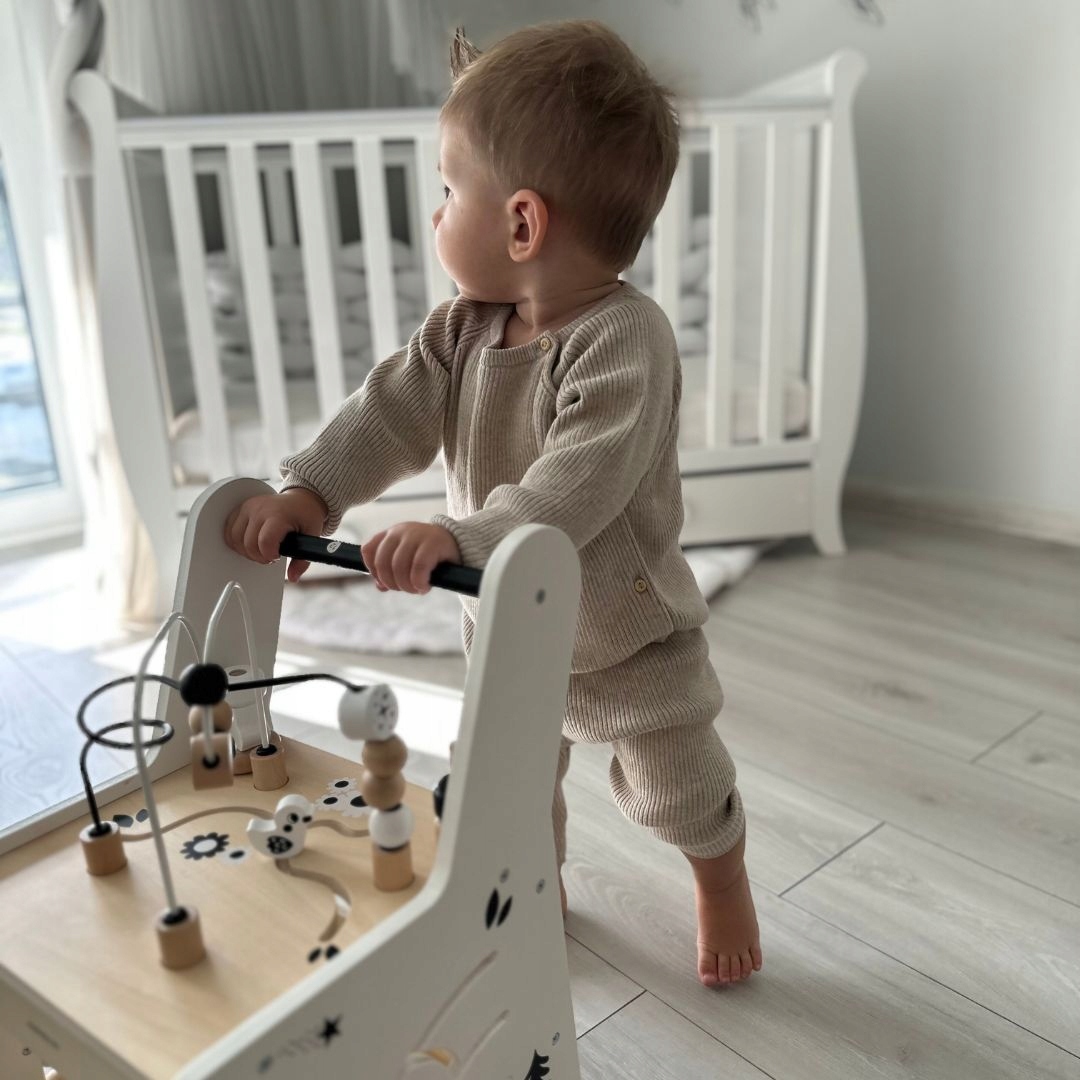 6-in-1 medinis stūmikas, vaikštynė vaikams su lavinamojo stalo funkcija