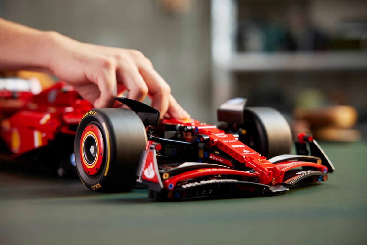 LEGO 42207 Ferrari SF-24 F1 lenktyninis automobilis