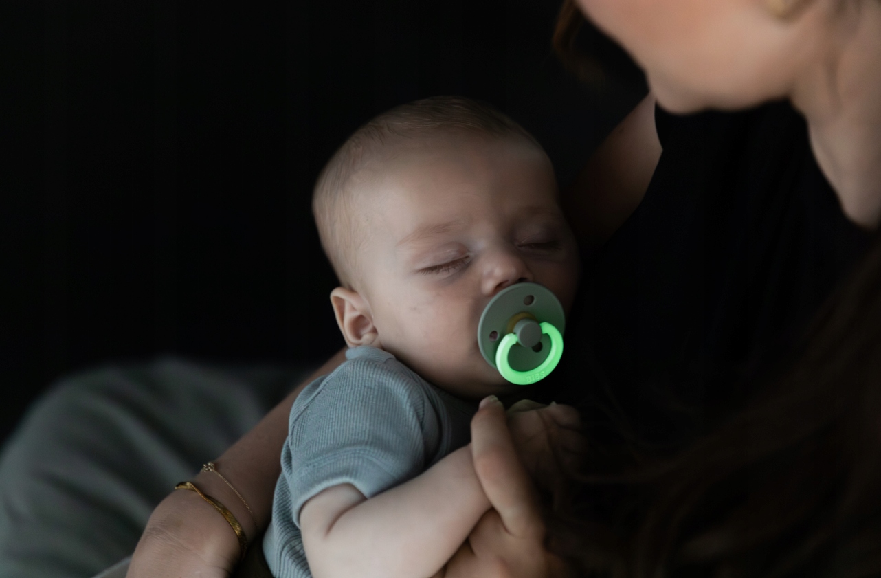 Bibs skaistos čiulptukas su naktinio šviesos 18m+