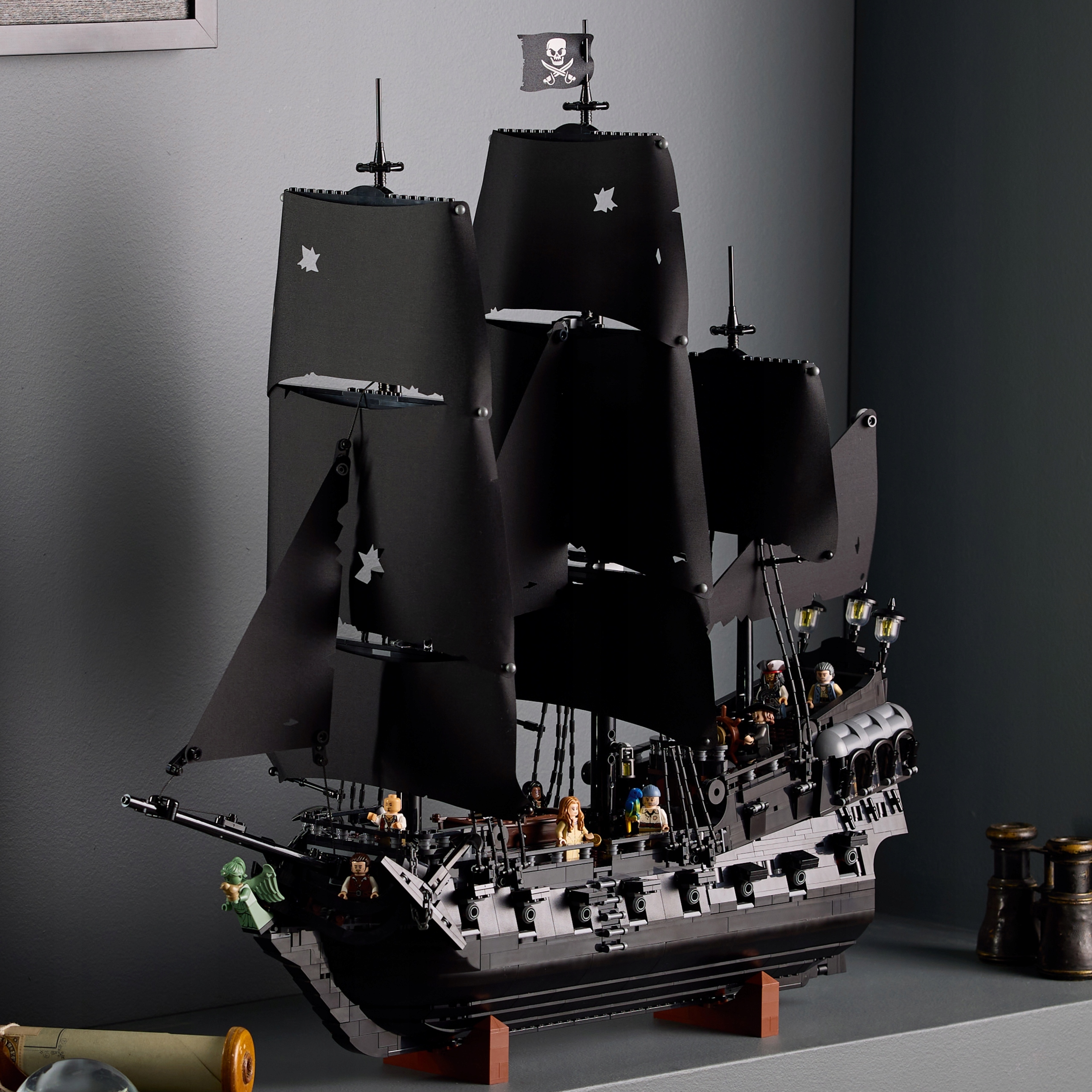 LEGO 10365 ICONS – kapitono Džeko Žvirblio piratų laivo modelis
