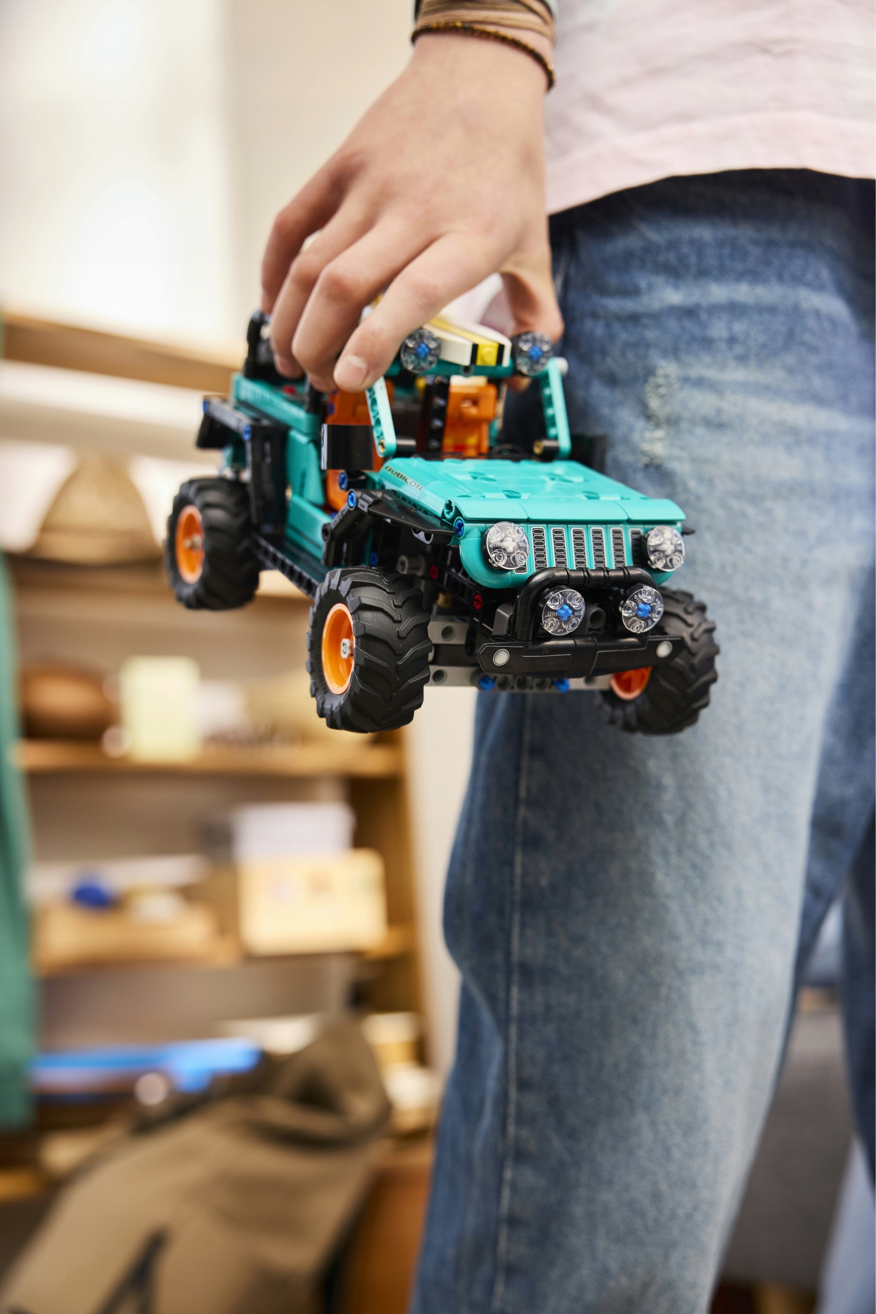 LEGO Technic 42227 visureigis Jeep Wrangler Rubicon, Vaikų gynimo diena