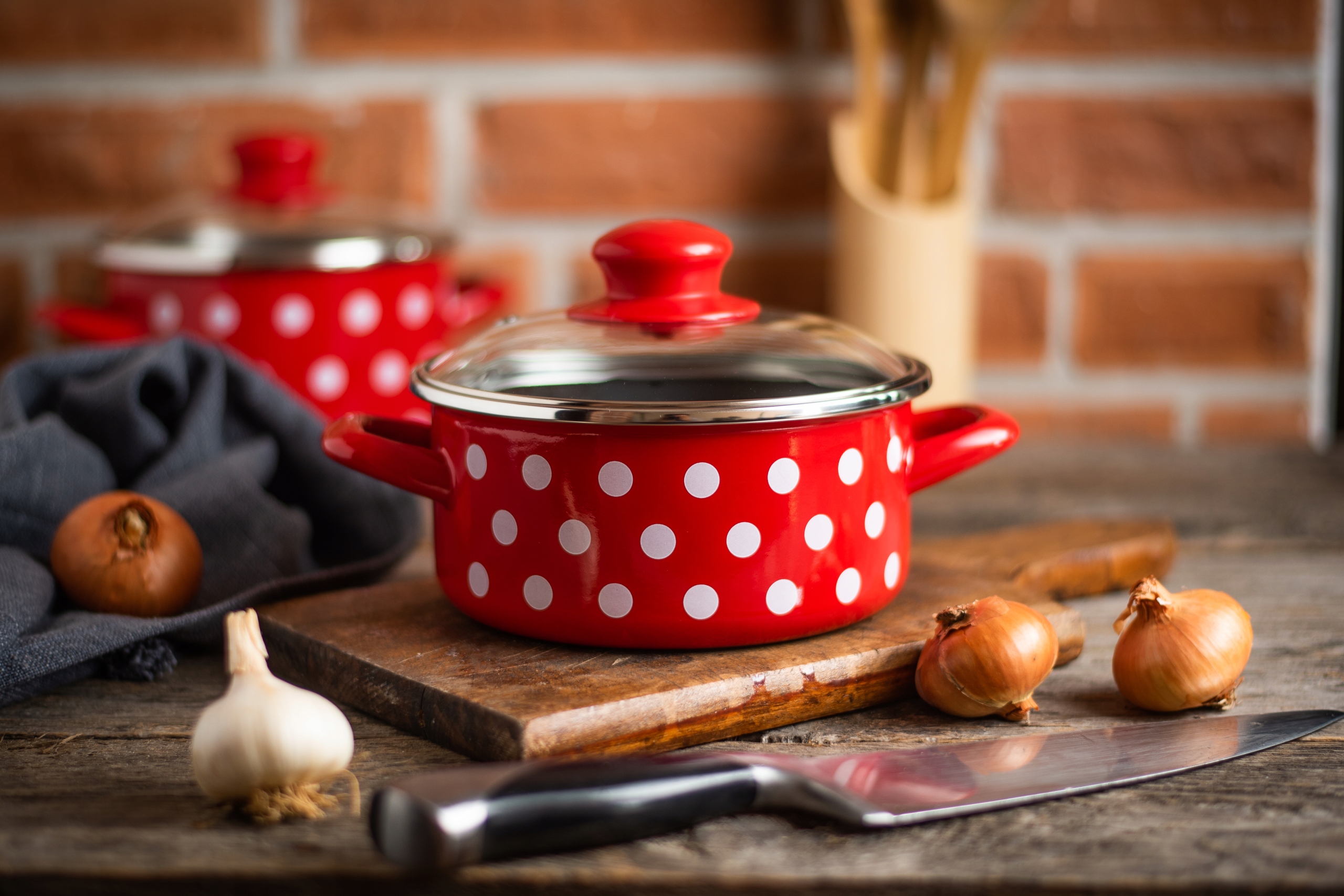 Emaliuotas puodas su dangteliu Žemas 14cm 1L I Metalac Dots On Red