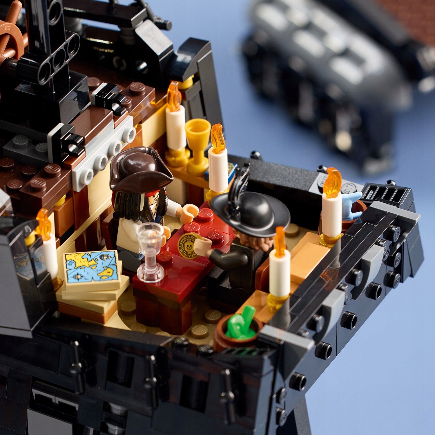 LEGO 10365 ICONS – kapitono Džeko Žvirblio piratų laivo modelis