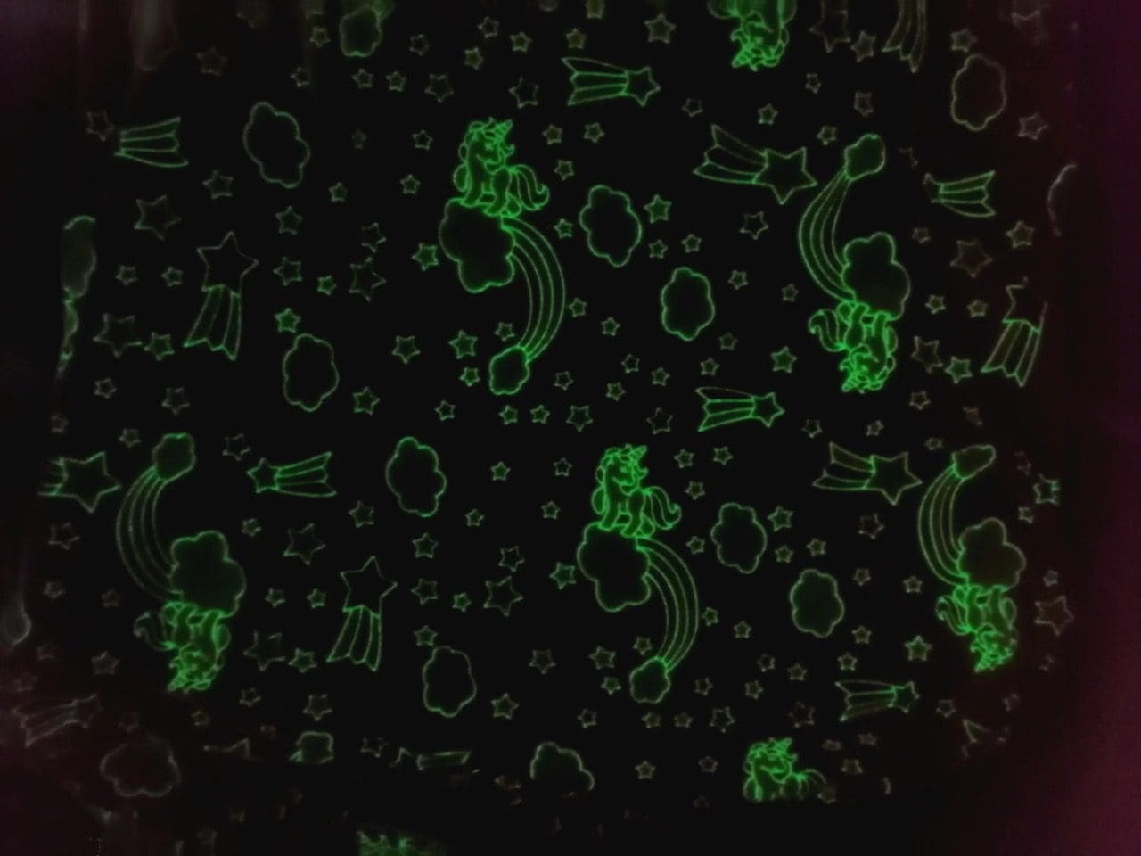 GLOW IN TAMSIOS ANTLODĖS 150X200 MIKROPLUOŠTO FLUOROSCENTINIAI VIENRAGIS