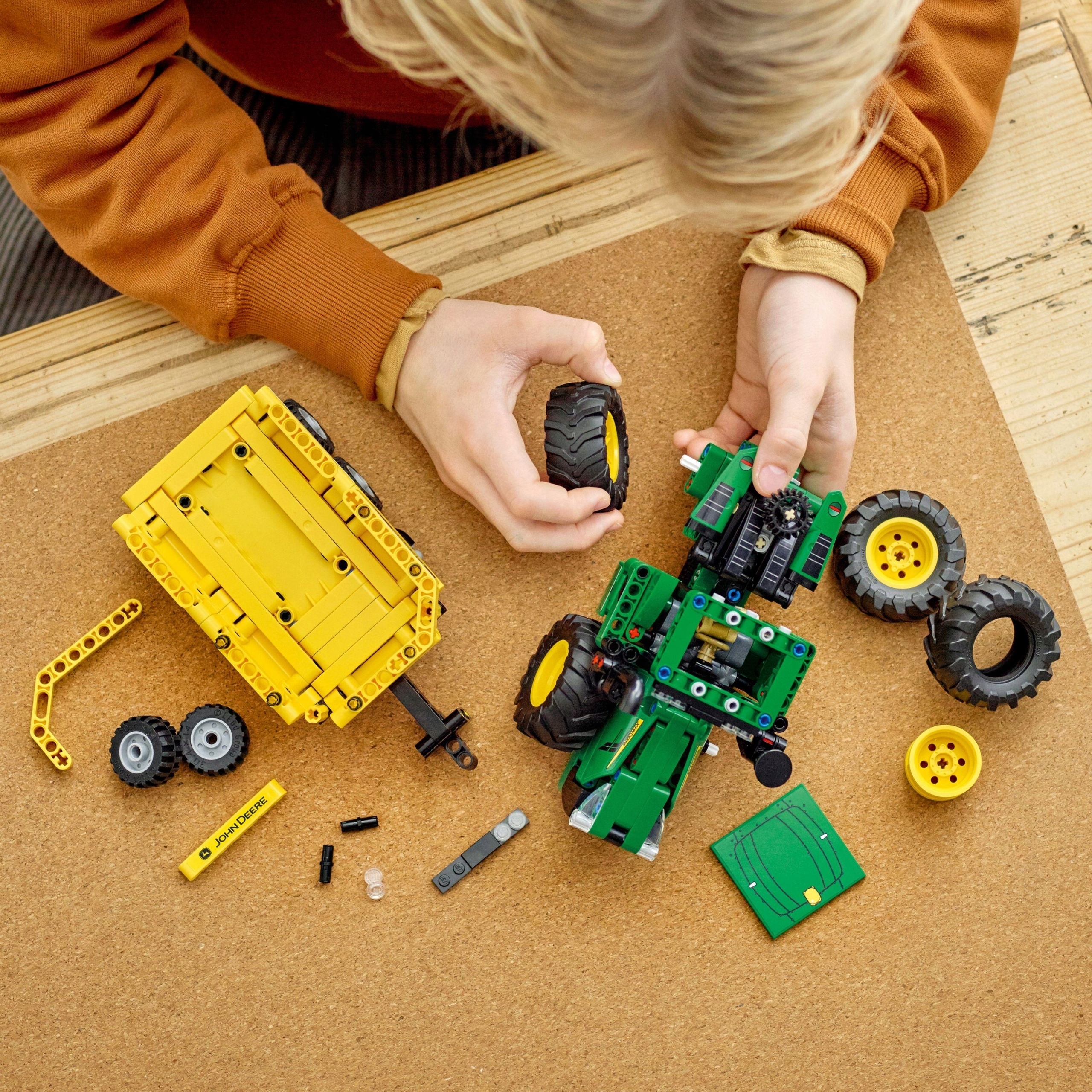 LEGO Technic traktorius John Deere 9620R