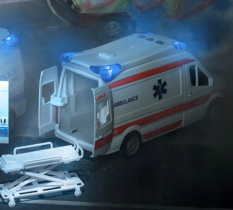 Automobilis Greitosios medicinos pagalbos automobilis Greitosios pagalbos autobusas važiuoja atidarant duris su neštuvais