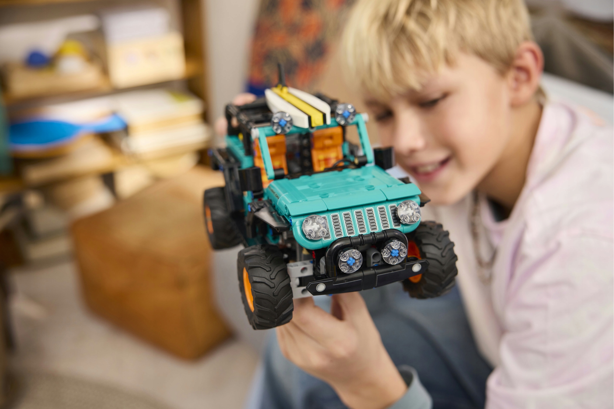 LEGO Technic 42227 visureigis Jeep Wrangler Rubicon, Vaikų gynimo diena