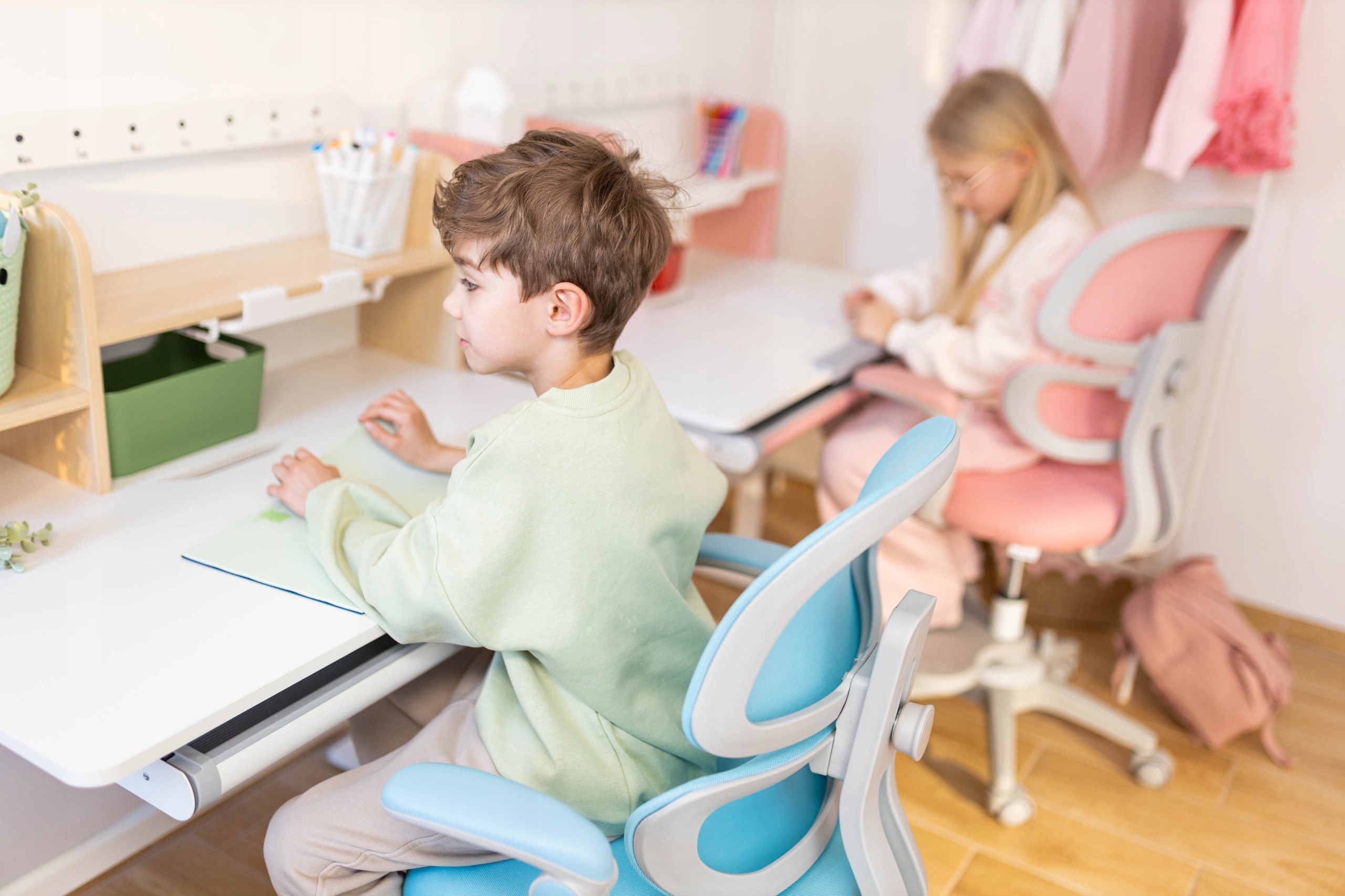 Markadler vaikiška ergonominio rožaus biuro besisukanti kėdė