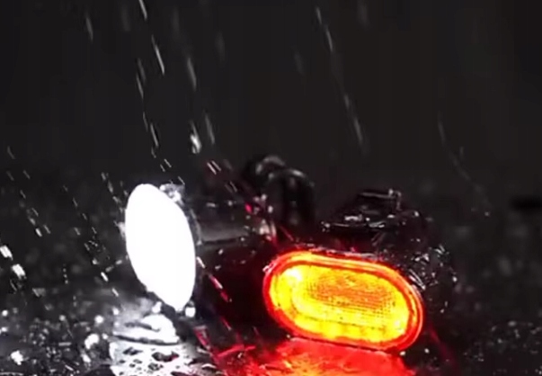 Dvi LED žibintės dviračiui su akumuliatoriumi