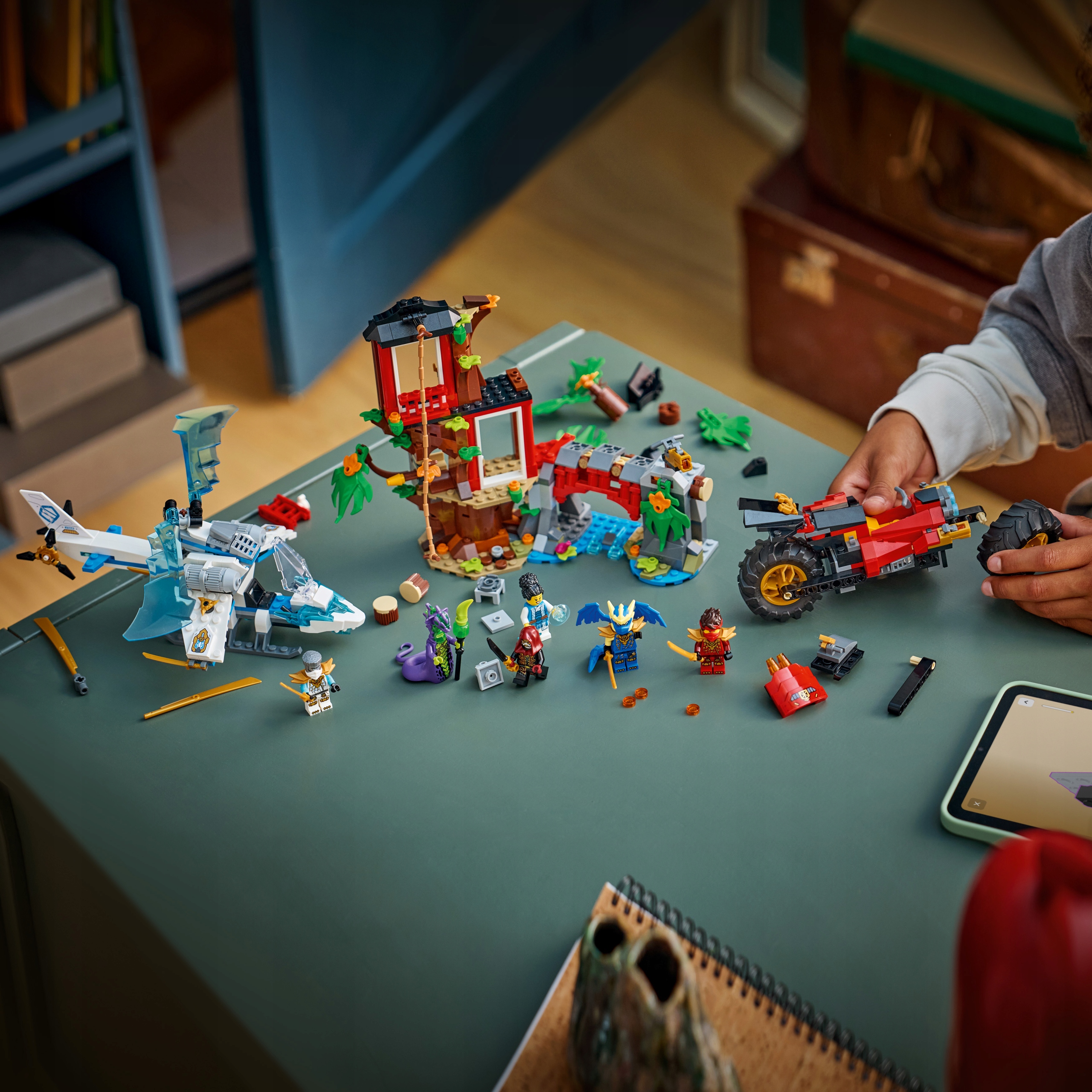 LEGO Ninjago 71857 bitva: medžio namelis su transportu
