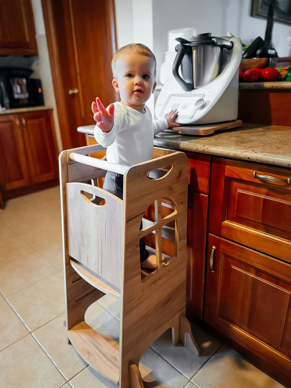 Pomocnik Kuchenny Montessori regulowany Kitchen Helper Tower Wood Style