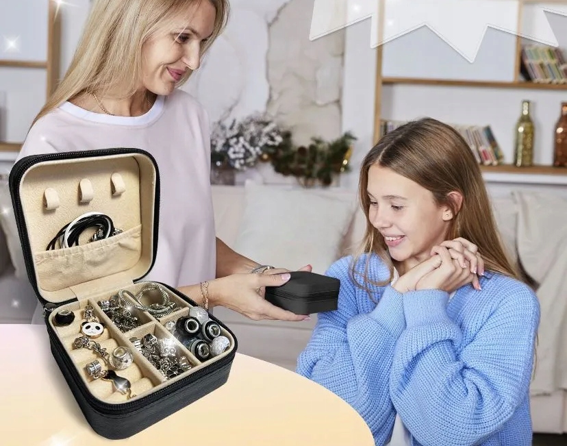 DIDELIS RINKINYS, SKIRTA CHARMS APYNĖLEMS IR KORJALŲ KAROLIŲ DĖŽUTĖ