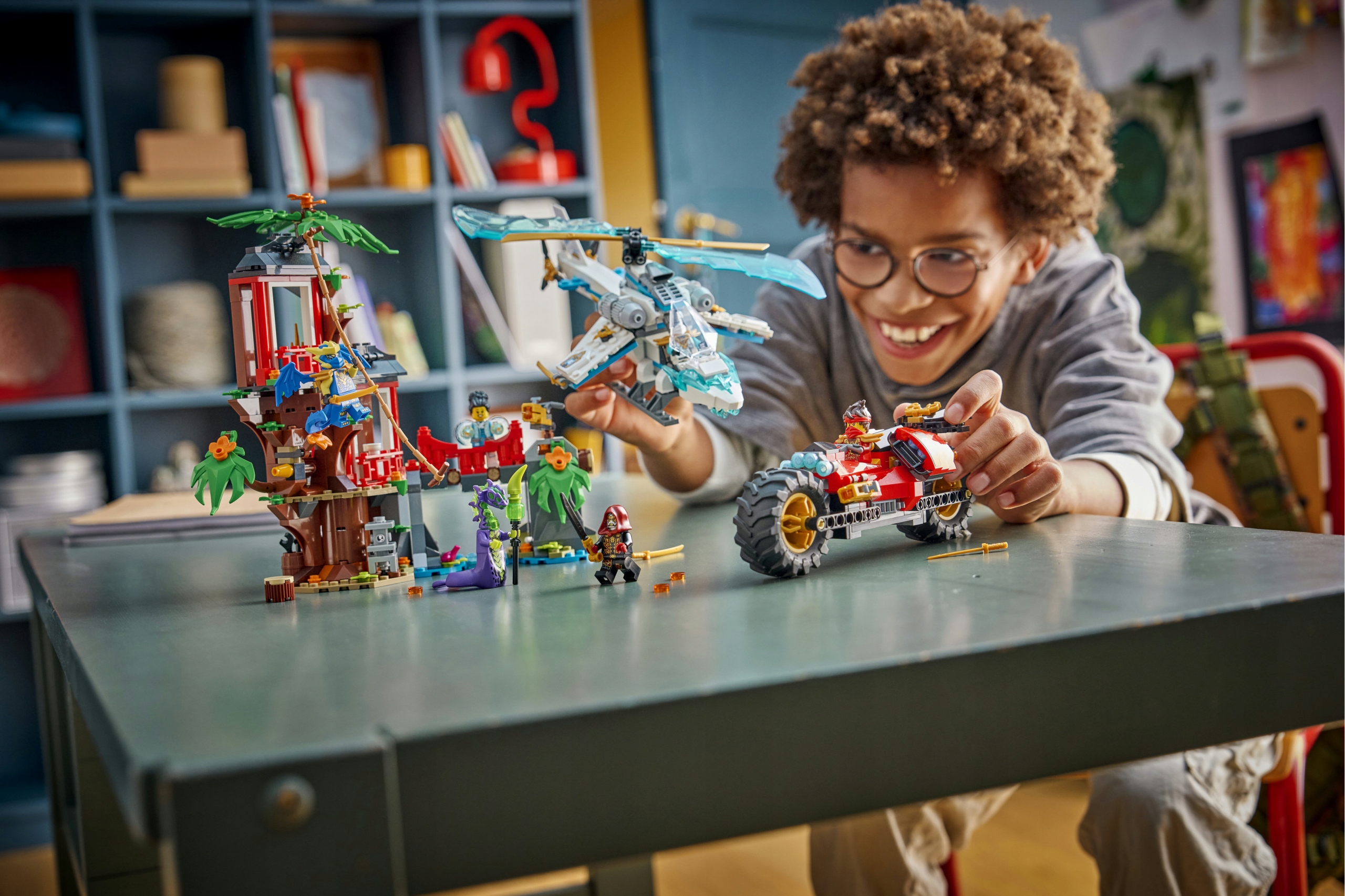 LEGO Ninjago 71857 bitva: medžio namelis su transportu