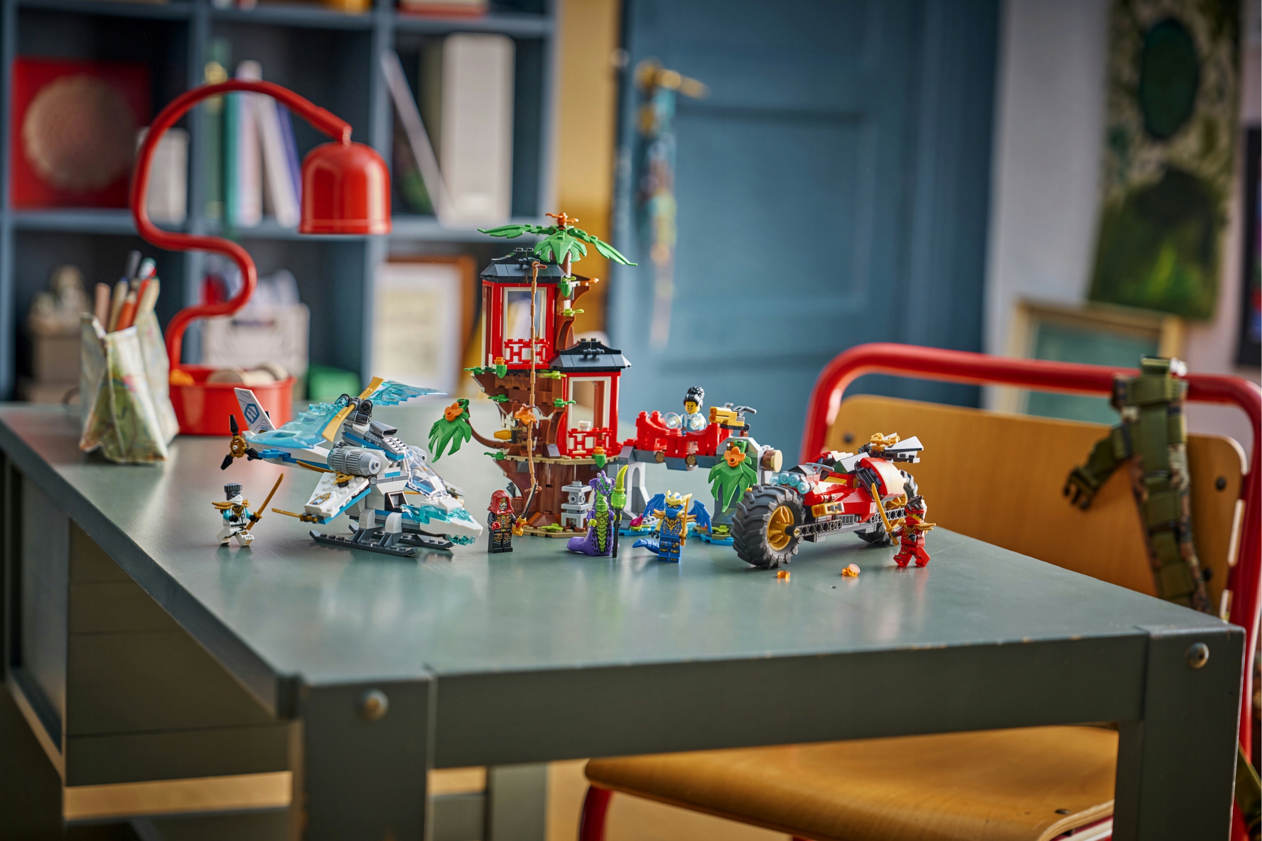 LEGO Ninjago 71857 bitva: medžio namelis su transportu