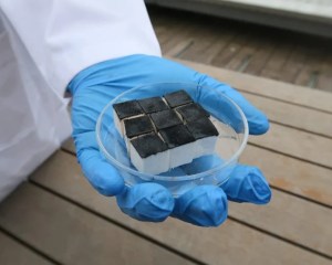 Scientists Develop New Solar Device That Squeezes Water From Air Scientists Develop New Solar Device That Squeezes Water From Air