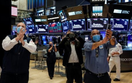 Trump busca calmar a Wall Street tras anuncio de aranceles del 100% a China Trump busca calmar a Wall Street tras anuncio de aranceles del 100% a China