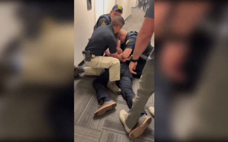 EE.UU.: Senador demócrata esposado tras interpelar a Secretaria de Seguridad EE.UU.: Senador demócrata esposado tras interpelar a Secretaria de Seguridad