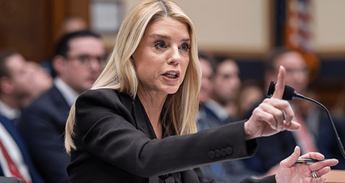 Trump destituye a fiscal general Pam Bondi y nombra a exabogado personal como interino Trump destituye a fiscal general Pam Bondi y nombra a exabogado personal como interino