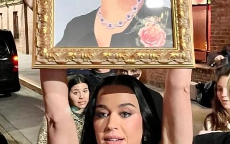 Katy Perry levantó un cuadro de Evita en medio de la victoria peronista en Buenos Aires – Al servicio de la verdad Katy Perry levantó un cuadro de Evita en medio de la victoria peronista en Buenos Aires – Al servicio de la verdad