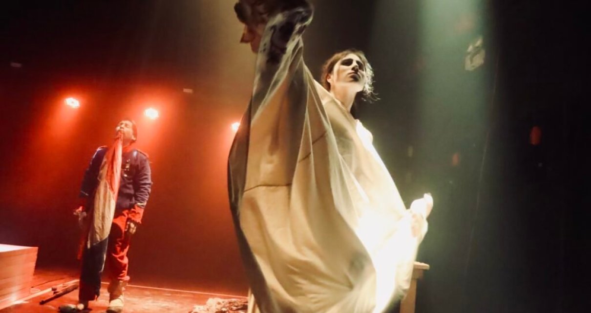 Teatro La Obra despliega un museo vivo para cuestionar el relato nacional desde la danza y el radioteatro – Al servicio de la verdad Teatro La Obra despliega un museo vivo para cuestionar el relato nacional desde la danza y el radioteatro – Al servicio de la verdad