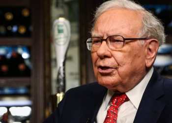 Warren Buffett dumped 77% of Amazon to buy surging media stock Warren Buffett dumped 77% of Amazon to buy surging media stock