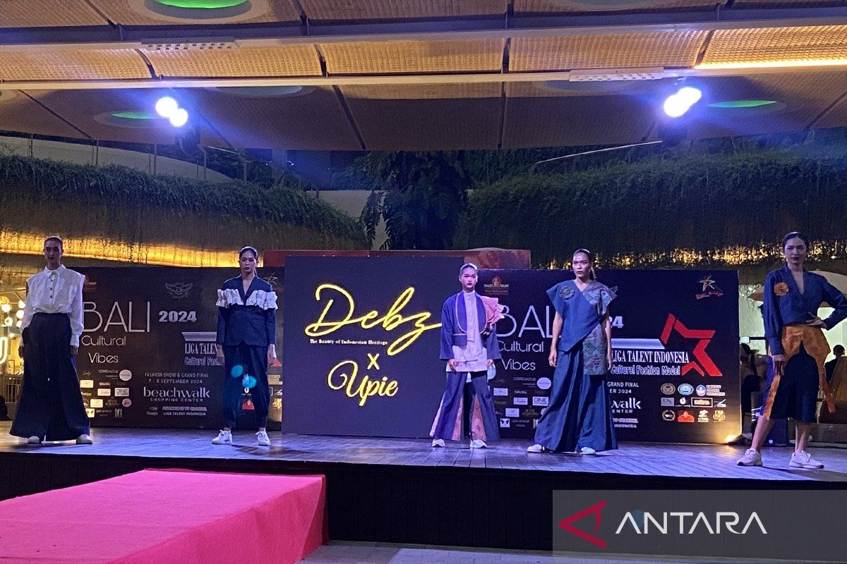 Desainer dalam negeri kenalkan tenun bomba di ajang Fashion Show Bali Desainer dalam negeri kenalkan tenun bomba di ajang Fashion Show Bali