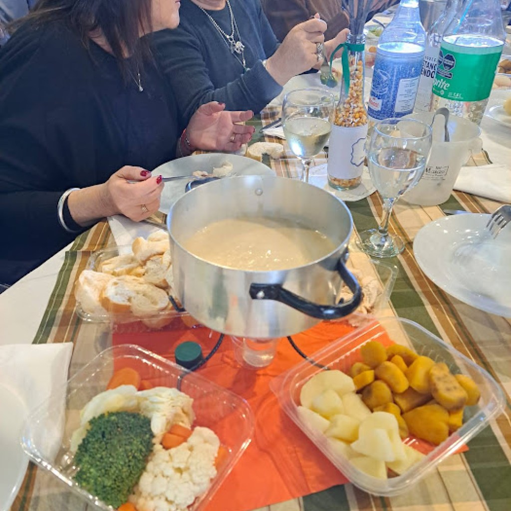 EXITOSA BAGNA CAUDA SOLIDARIA EXITOSA BAGNA CAUDA SOLIDARIA