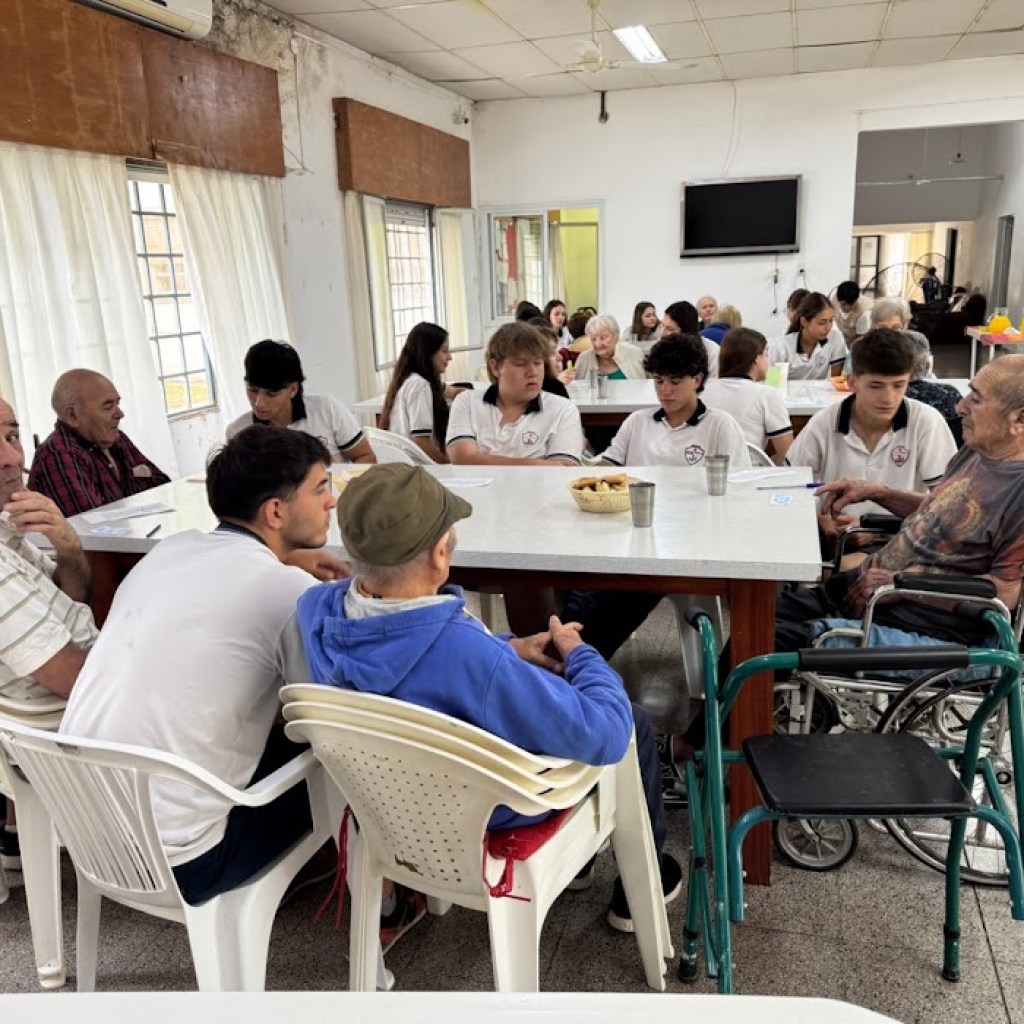ALUMNOS DE LA SANTÍSIMA TRINIDAD VISITARON A LOS ABUELOS DEL HOGAR ALUMNOS DE LA SANTÍSIMA TRINIDAD VISITARON A LOS ABUELOS DEL HOGAR