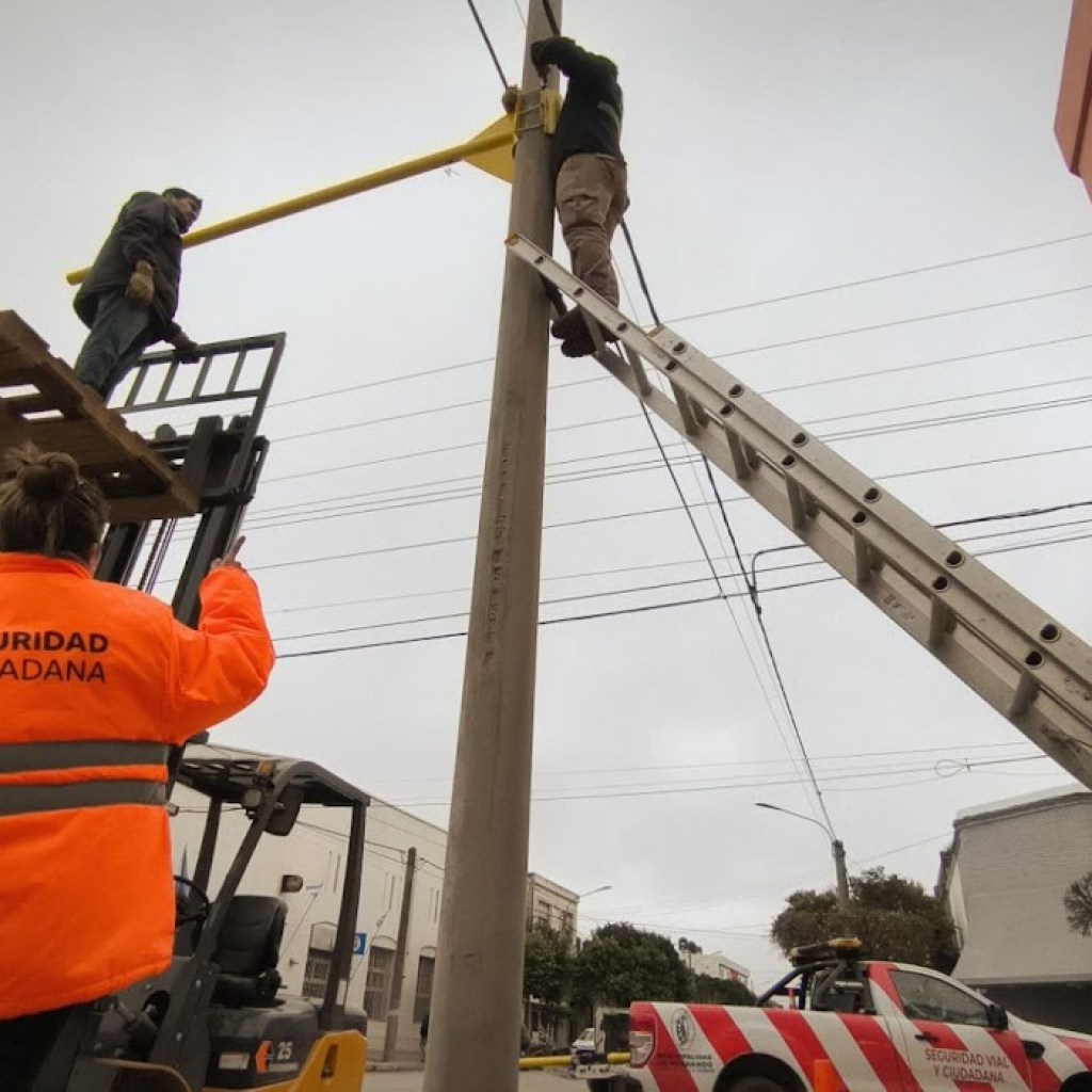 NUEVO SEMÁFORO EN EL CENTRO DE LA CIUDAD NUEVO SEMÁFORO EN EL CENTRO DE LA CIUDAD