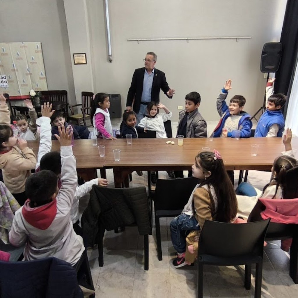 ALUMNOS RECIBIDOS POR EL INTENDENTE ALUMNOS RECIBIDOS POR EL INTENDENTE