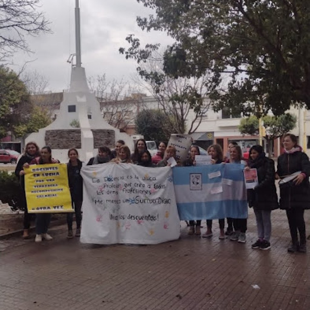 PARO DOCENTE – MANIFESTACIÓN EN LA PLAZA PARO DOCENTE – MANIFESTACIÓN EN LA PLAZA