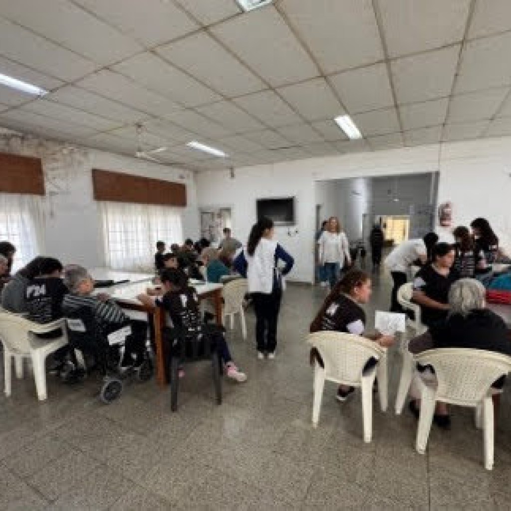 ESCUELA BERNARDINO RIVADAVIA: ALUMNOS VISITARON A LOS ABUELOS DEL HOGAR ESCUELA BERNARDINO RIVADAVIA: ALUMNOS VISITARON A LOS ABUELOS DEL HOGAR