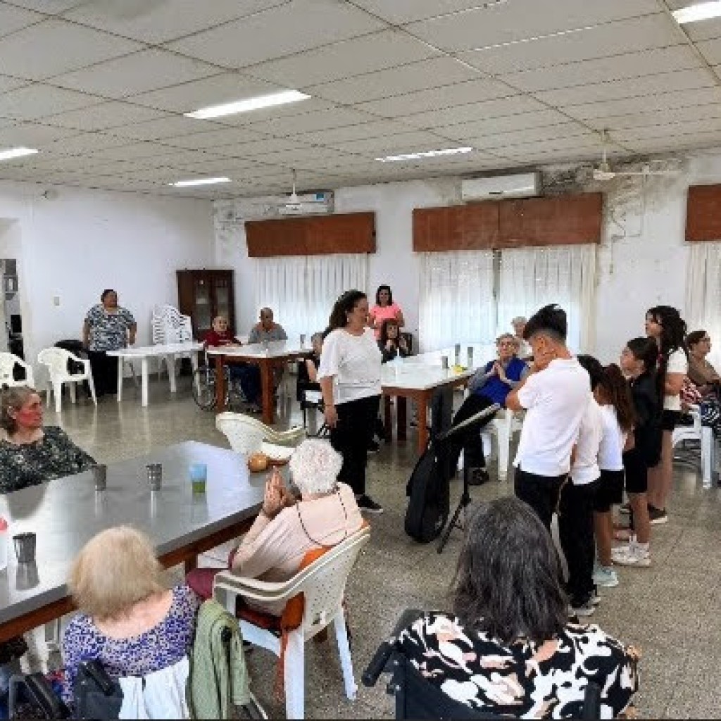 LOS NIÑOS LE PUSIERON MELODÍAS AL HOGAR LOS NIÑOS LE PUSIERON MELODÍAS AL HOGAR