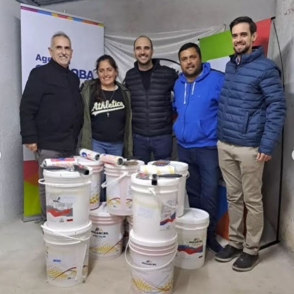 PUNTA DEL AGUA: 240 LITROS DE PINTURA Y MATERIALES PARA EL CLUB. LAS ISLETILLAS TAMBIÉN RECIBIÓ PARA SU CLUB. PUNTA DEL AGUA: 240 LITROS DE PINTURA Y MATERIALES PARA EL CLUB. LAS ISLETILLAS TAMBIÉN RECIBIÓ PARA SU CLUB.