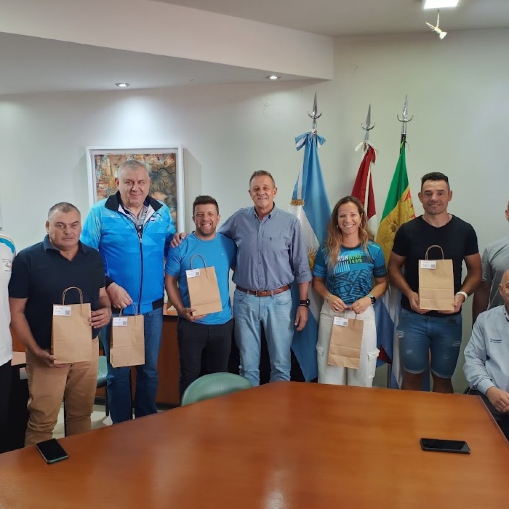 DISTINCIÓN A DEPORTISTAS DESTACADOS DE NUESTRA CIUDAD DISTINCIÓN A DEPORTISTAS DESTACADOS DE NUESTRA CIUDAD