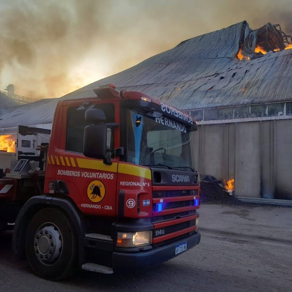 BOMBEROS DE HERNANDO EN INCENDIO EN DALMACIO BOMBEROS DE HERNANDO EN INCENDIO EN DALMACIO