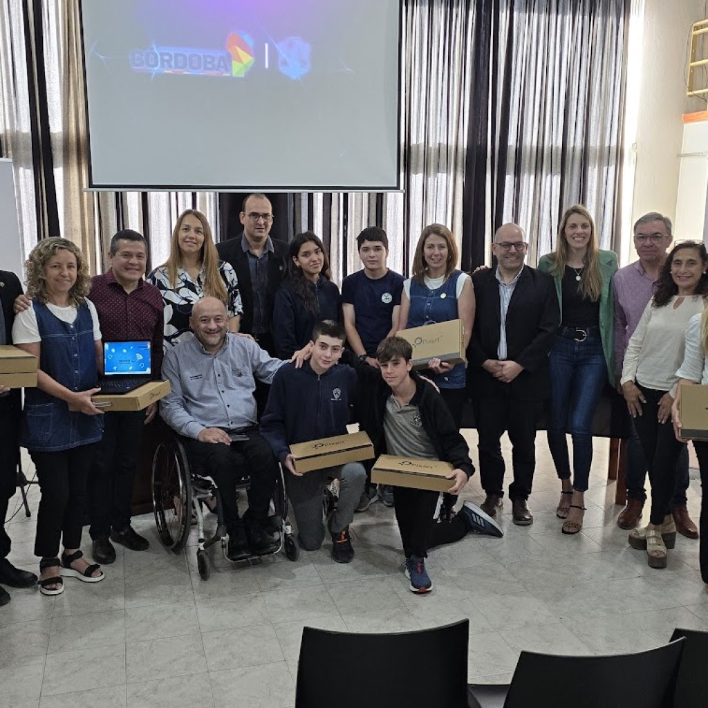 ENTREGA DE NETBOOKS A LOS COLEGIOS PARTICIPANTES DEL CONCURSO DE SCRATCH ENTREGA DE NETBOOKS A LOS COLEGIOS PARTICIPANTES DEL CONCURSO DE SCRATCH