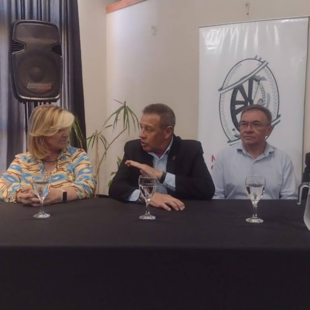 LA MUNICIPALIDAD DE HERNANDO FIRMÓ CONVENIO CON EL MINISTERIO DE EDUCACIÓN PROVINCIAL LA MUNICIPALIDAD DE HERNANDO FIRMÓ CONVENIO CON EL MINISTERIO DE EDUCACIÓN PROVINCIAL