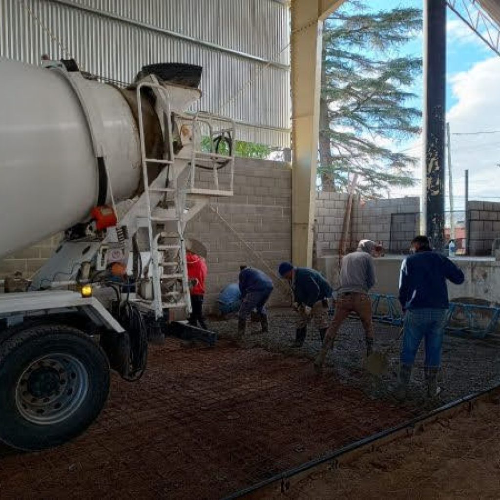 CAE: COMENZÓ EL HORMIGONADO DEL PISO DEL SALÓN MULTIUSOS CAE: COMENZÓ EL HORMIGONADO DEL PISO DEL SALÓN MULTIUSOS