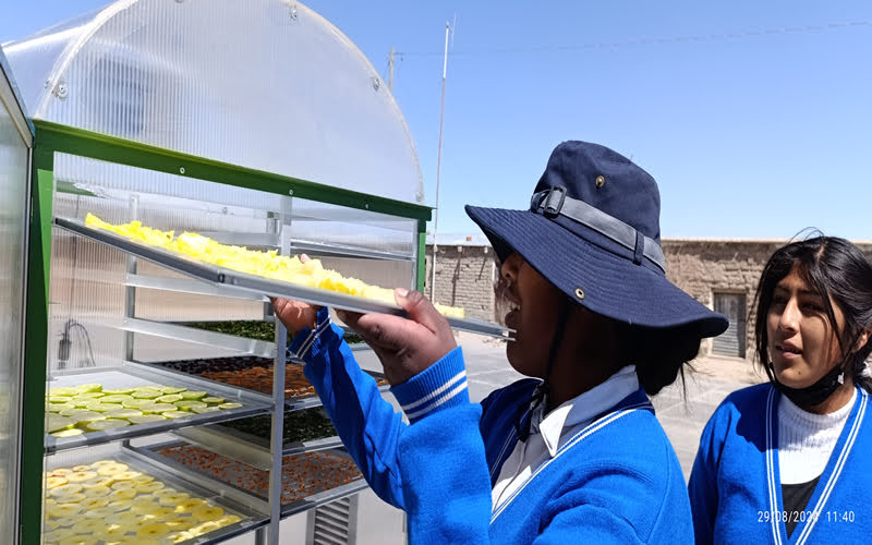 ESTUDIANTES DE ESCUELA VILLAÑEQUE APRENDEN A UTILIZAR DESHIDRATADOR DE ALIMENTOS ESTUDIANTES DE ESCUELA VILLAÑEQUE APRENDEN A UTILIZAR DESHIDRATADOR DE ALIMENTOS