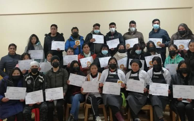 JÓVENES SE CERTIFICAN – HAN RECIBIDO CAPACITACIÓN Y ASESORAMIENTO PARA POTENCIAR SU EMPRENDIMIENTO JÓVENES SE CERTIFICAN – HAN RECIBIDO CAPACITACIÓN Y ASESORAMIENTO PARA POTENCIAR SU EMPRENDIMIENTO