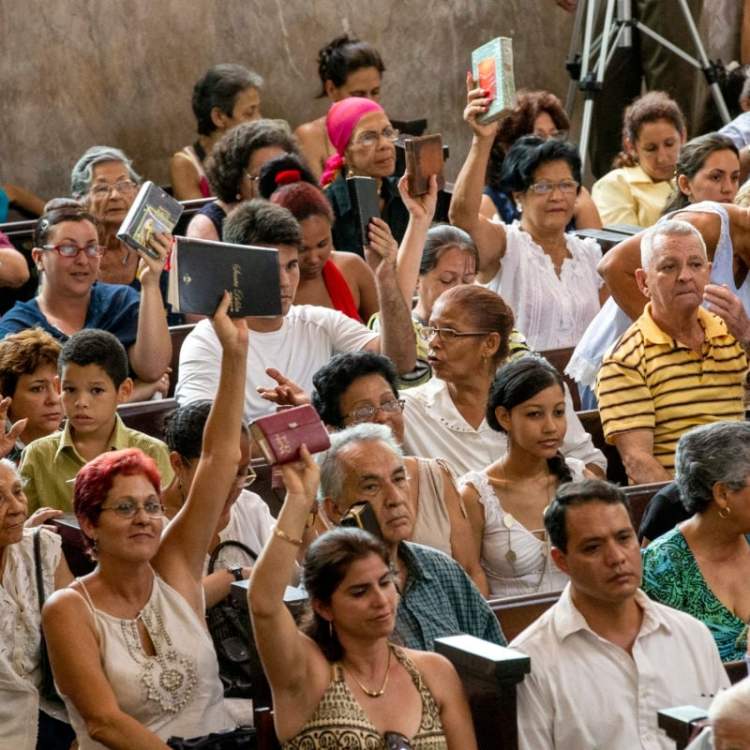 Ex-Estado ateu, Cuba tem aumento de evangélicos e orações em público Ex-Estado ateu, Cuba tem aumento de evangélicos e orações em público
