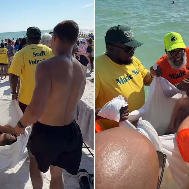 Paralítico é carregado por amigos para se batizar em praia nos EUA Paralítico é carregado por amigos para se batizar em praia nos EUA