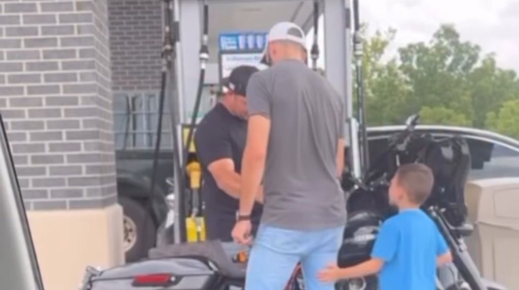 Menino de 5 anos ora por motoqueiro com o pai e homem aceita Jesus Menino de 5 anos ora por motoqueiro com o pai e homem aceita Jesus