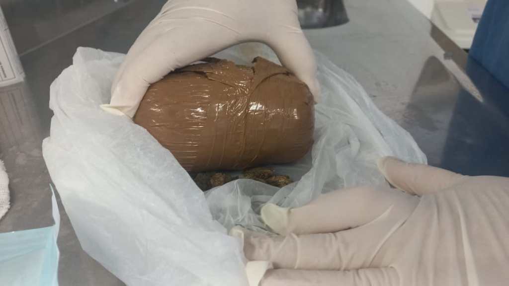 Mulher grávida é presa ao tentar entrar com drogas no Conjunto Penal de Feira de Santana, BA; companheiro interno responderá processo disciplinar Mulher grávida é presa ao tentar entrar com drogas no Conjunto Penal de Feira de Santana, BA; companheiro interno responderá processo disciplinar